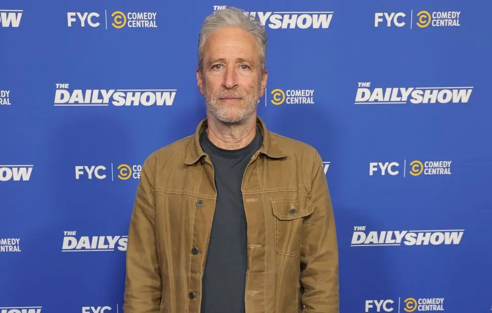 L’humoriste Jon Stewart explique la présence de son nom dans les dossiers Epstein