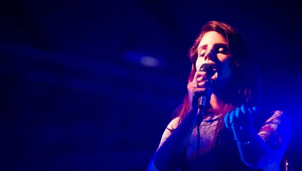 Lana Del Rey : la girl next door devenue icône d’une Amérique autant fantasmée que désenchantée