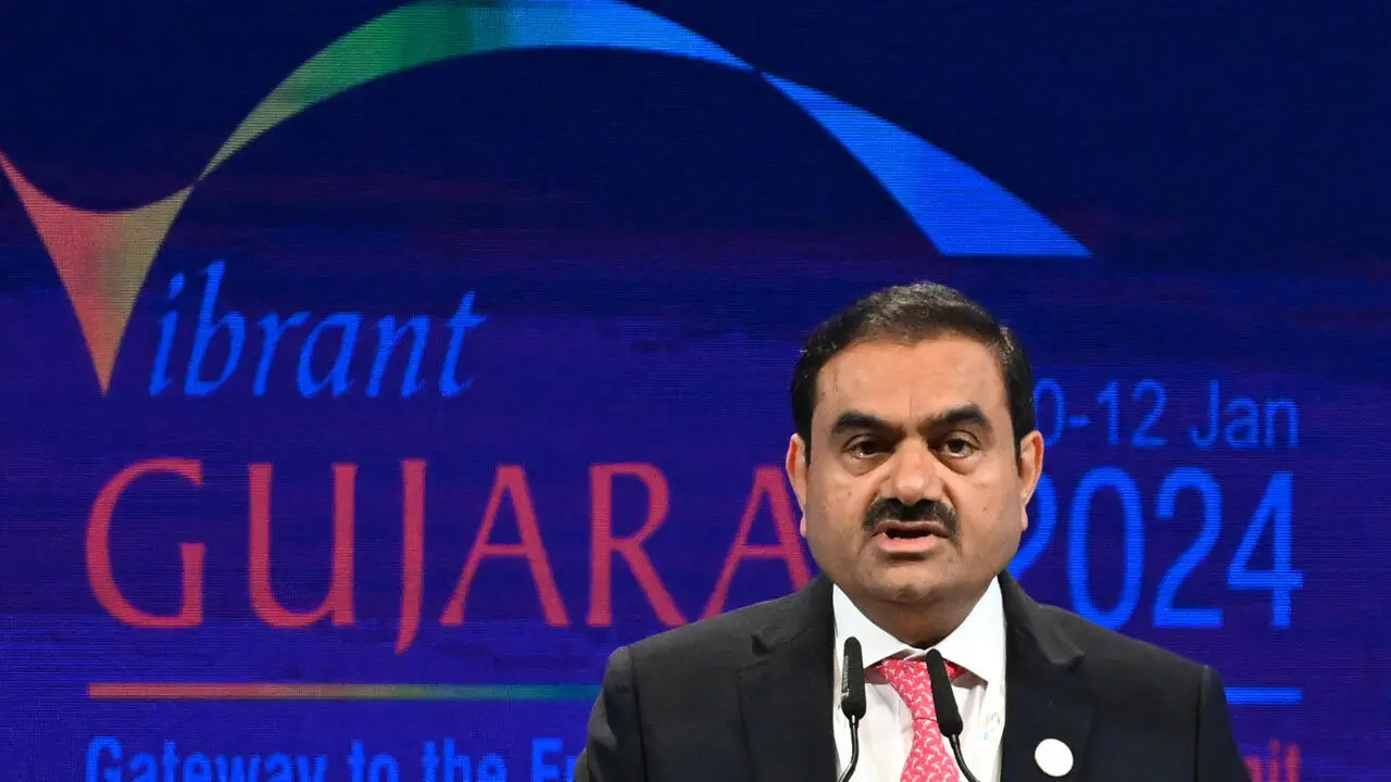 États-Unis : le magnat indien de l'énergie Gautam Adani inculpé dans une affaire de pots-de-vin