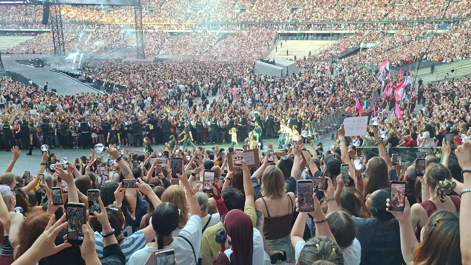 « Le plus grand public de l’histoire de tous les concerts » : BTS renverse le Stade de France pour son retour en France